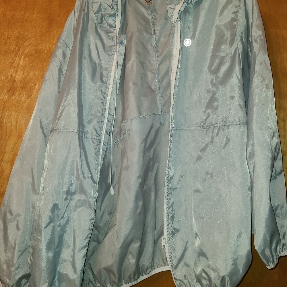 Lightweight windbreaker